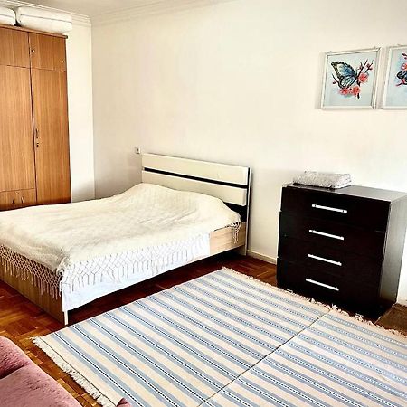 Cozy 2 Rooms Apartment In The Center, Free Wifi Душанбе Екстериор снимка
